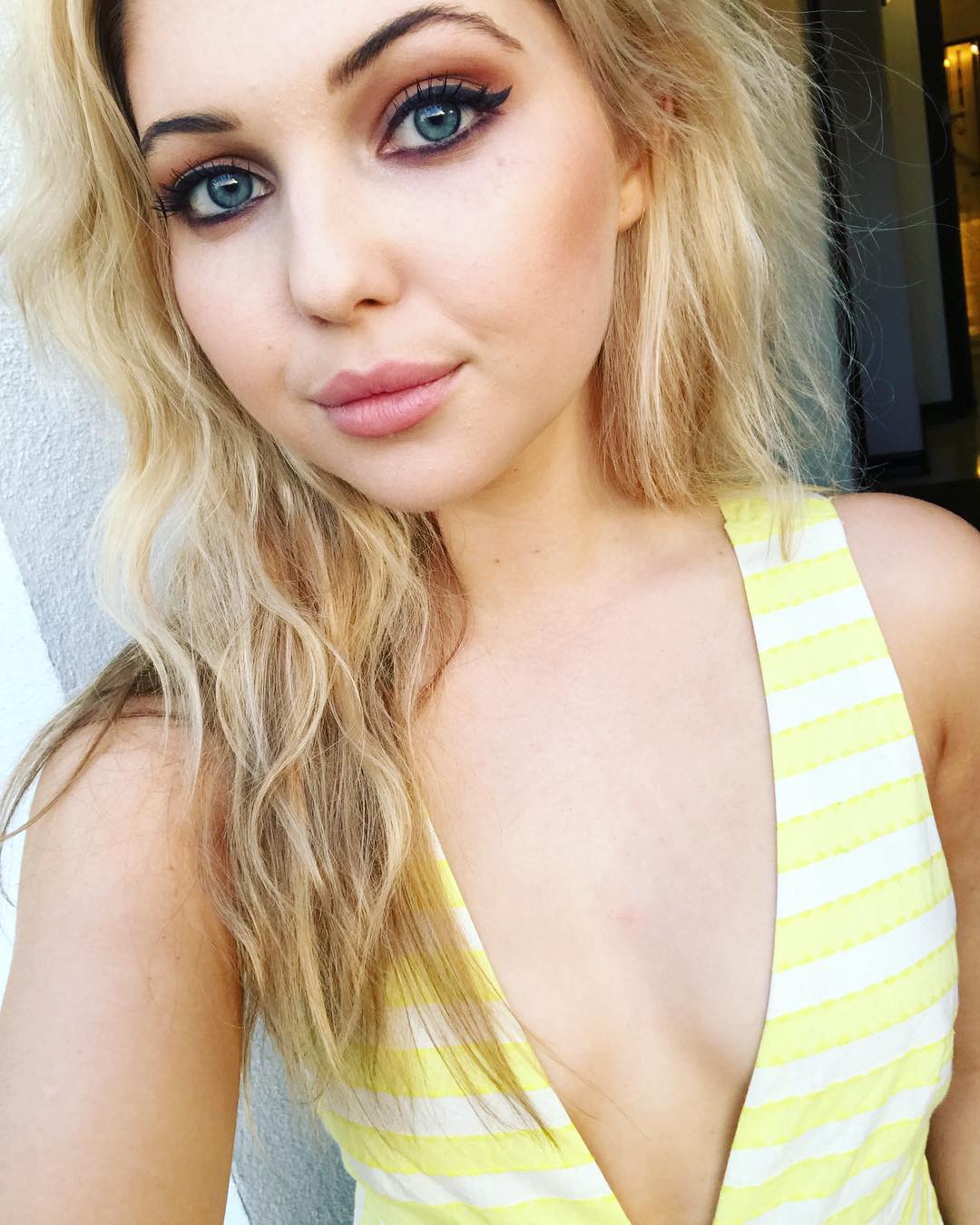 Sammi Hanratty taking a selfie