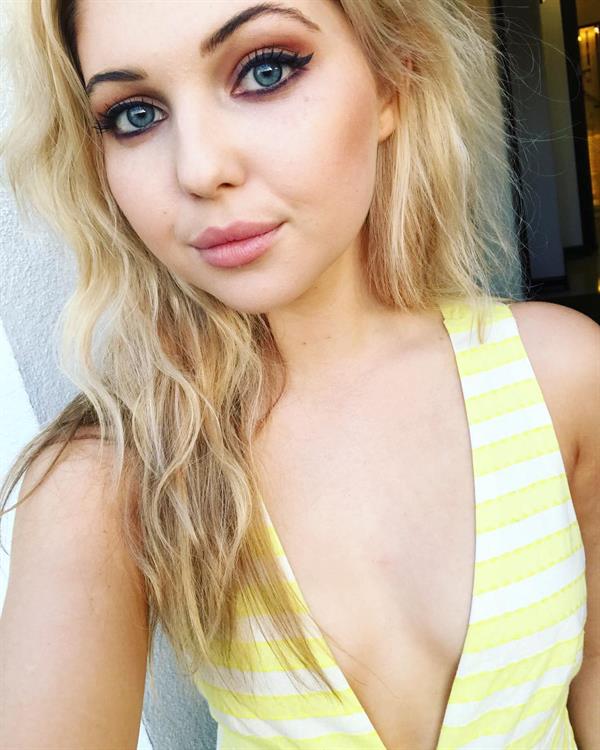 Sammi Hanratty taking a selfie