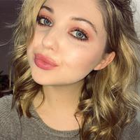 Sammi Hanratty taking a selfie