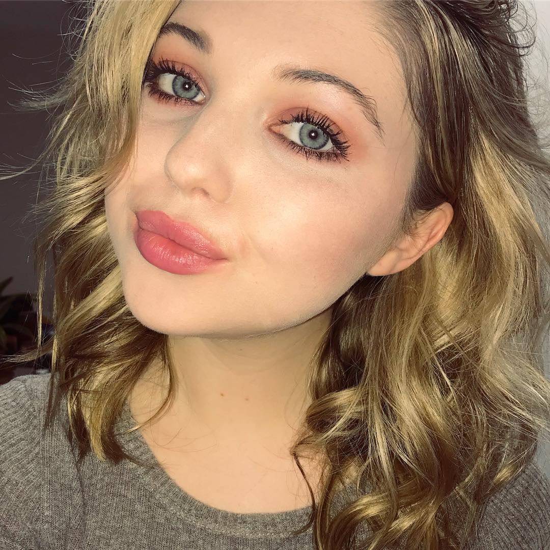 Sammi Hanratty taking a selfie
