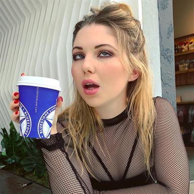 Sammi Hanratty taking a selfie