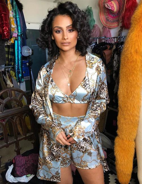 Nazanin Mandi