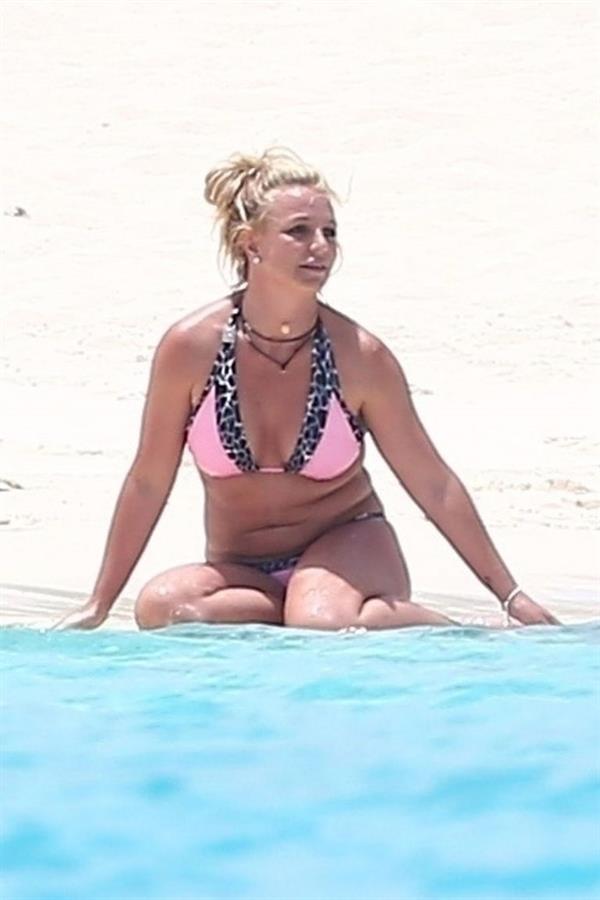 Britney Spears in a sexy bikini on the beach seen by paparazzi.




