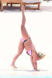 Britney Spears in a sexy bikini on the beach seen by paparazzi.




