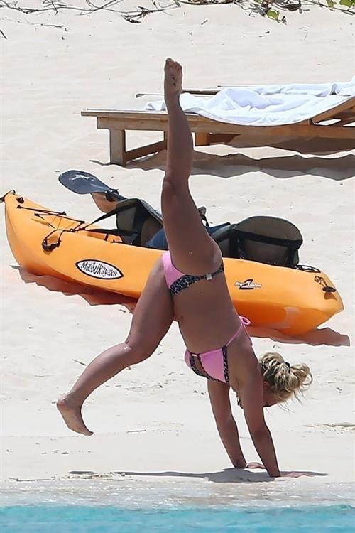 Britney Spears in a sexy bikini on the beach seen by paparazzi.




