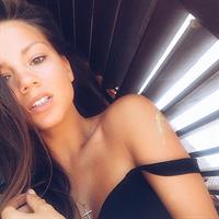 Polina Glen taking a selfie