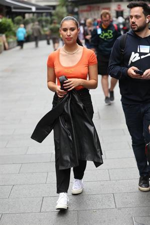 Raye braless tits pokies seen by paparazzi.










