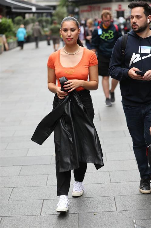 Raye braless tits pokies seen by paparazzi.










