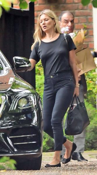 Kate Moss braless tits pokies seen by paparazzi.













