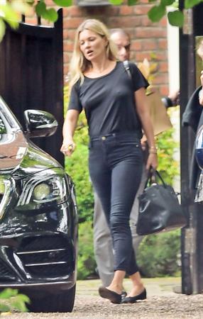 Kate Moss braless tits pokies seen by paparazzi.













