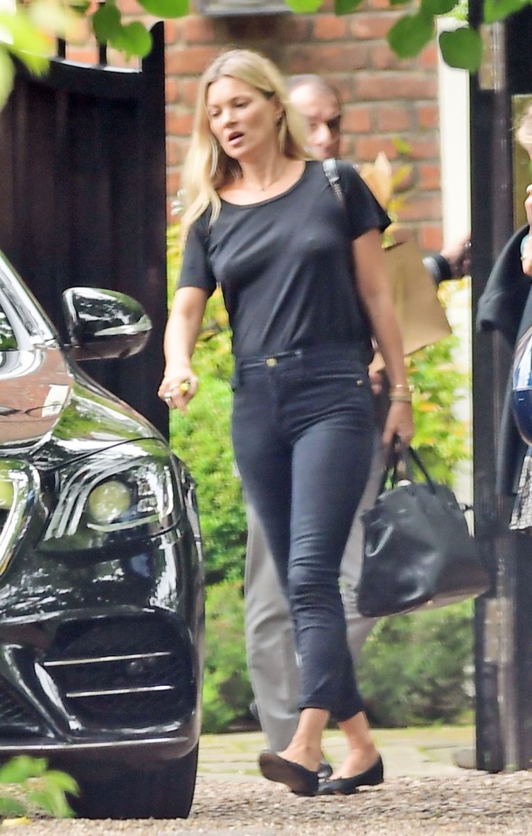 Kate Moss braless tits pokies seen by paparazzi.














