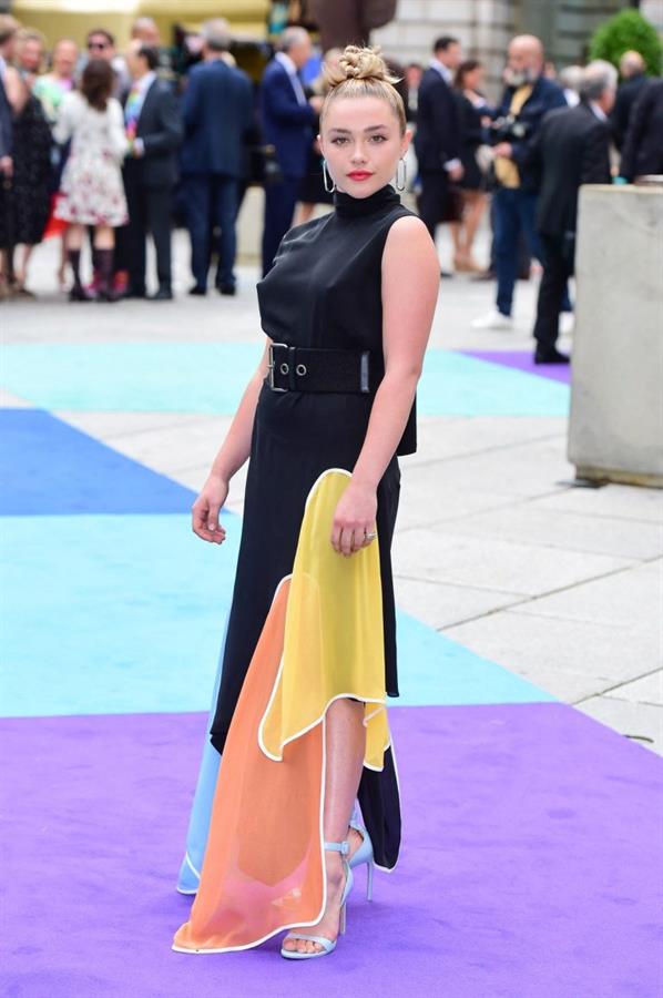 Florence Pugh braless tits pokies in a black dress.















