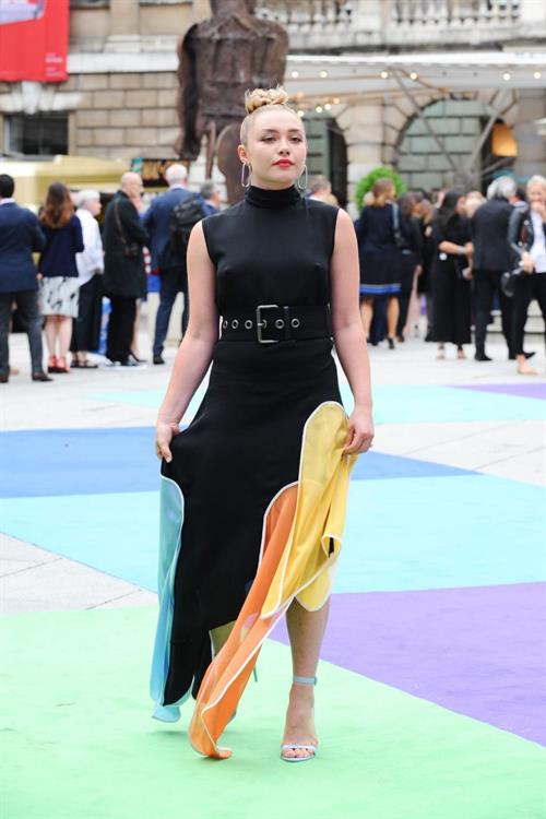 Florence Pugh Pictures Florence Pugh braless tits pokies in a black dress.