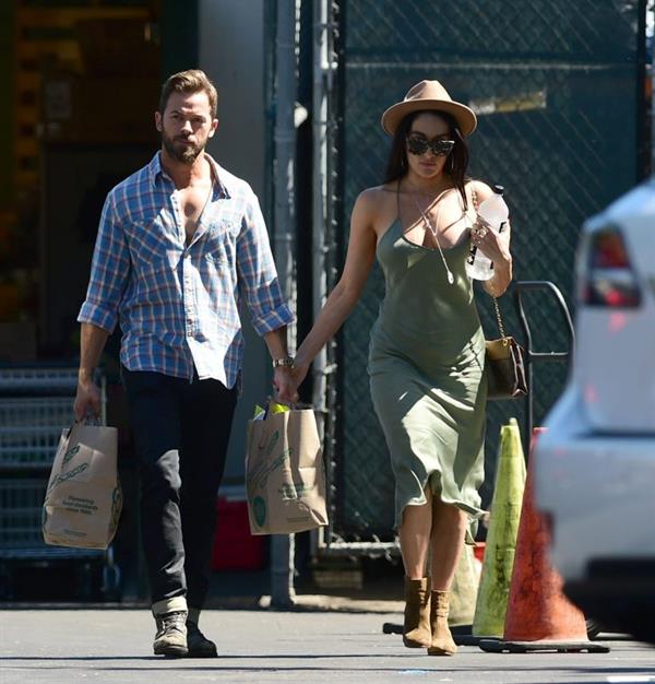 Nikki Bella braless boobs in a green dress seen by paparazzi.
















