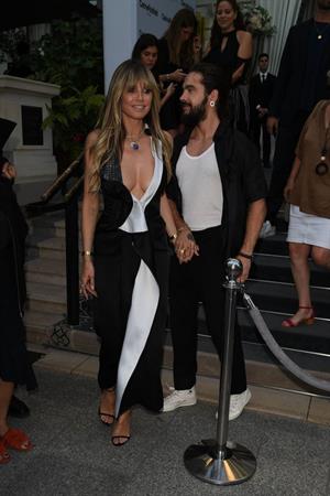 Heidi Klum sexy braless cleavage showing her boobs in a black and white dress seen by paparazzi.






















