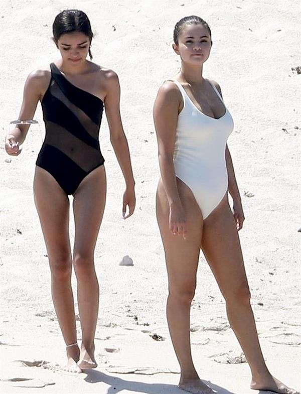 Selena Gomez sexy ass in a swimsuit seen on the beach by paparazzi.


