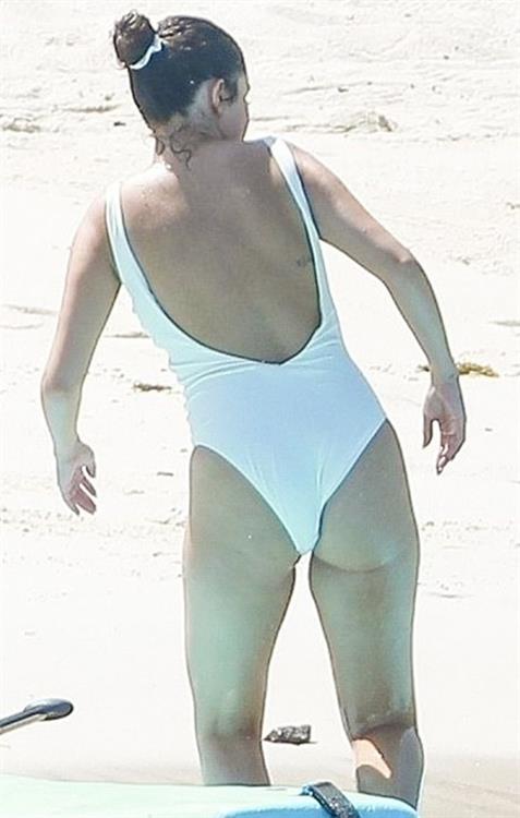 Selena Gomez sexy ass in a swimsuit seen on the beach by paparazzi.



