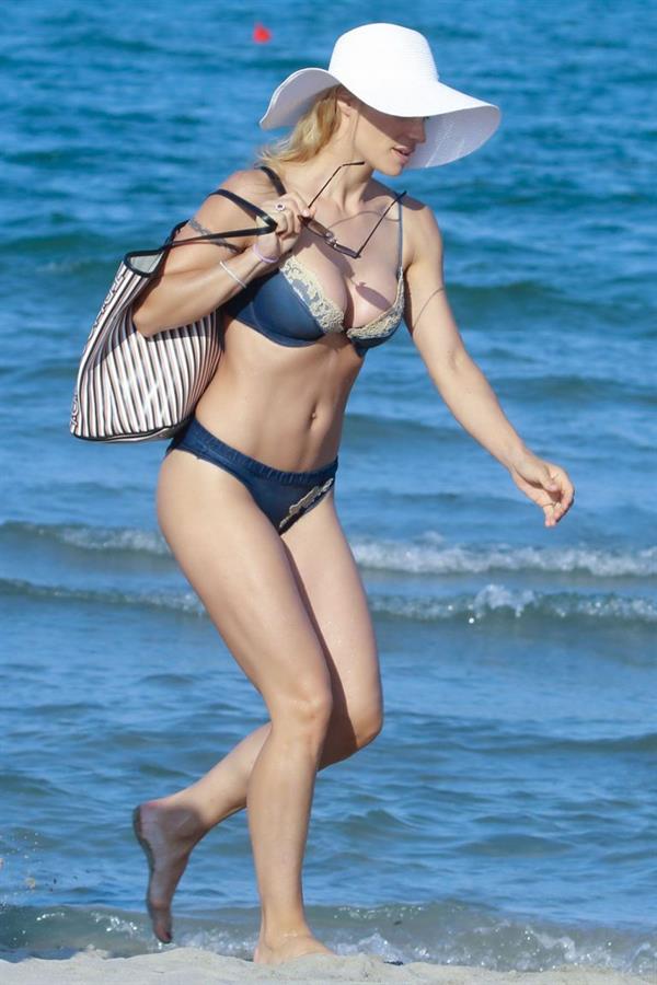 Michelle Hunziker sexy ass bikini body seen by paparazzi at the beach showing nice cleavage.








