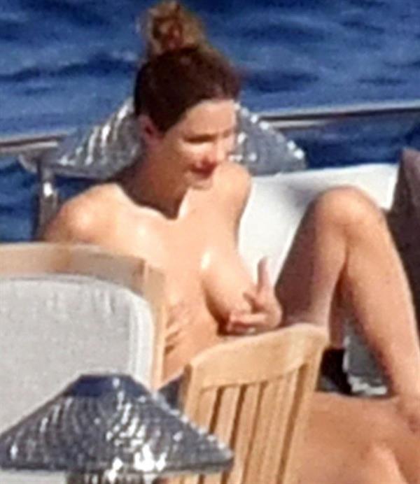 Katharine McPhee nude big boobs caught topless by paparazzi tanning.










