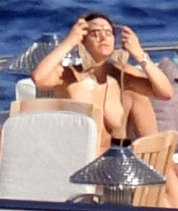 Katharine McPhee nude big boobs caught topless by paparazzi tanning.










