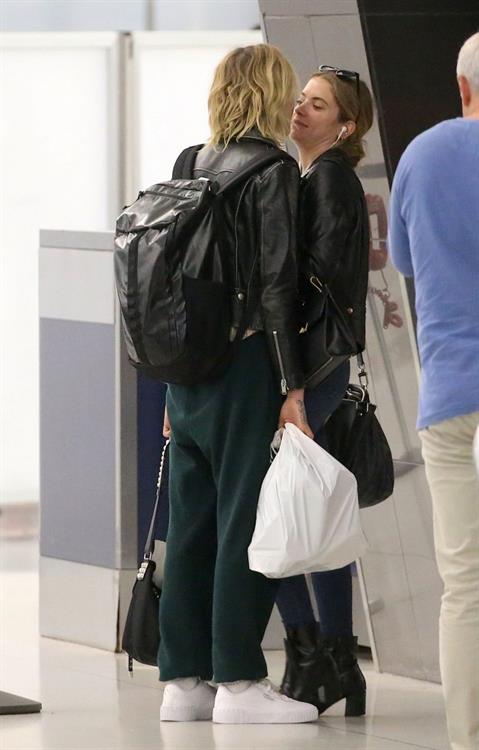 Cara Delevingne Pictures Cara Delevingne and Ashley Benson kissing at the airport.