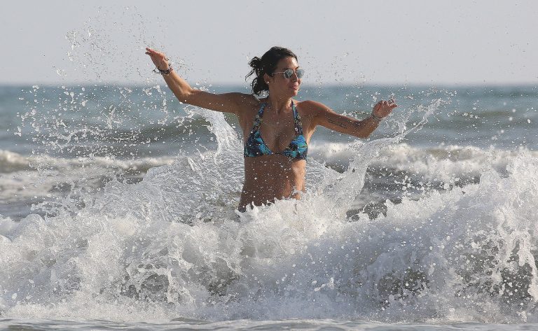 Elisabetta Gregoraci sexy thong bikini showing her sexy ass and cleavage at the beach seen by paparazzi.








