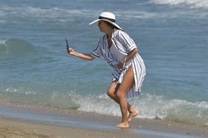 Eva Longoria sexy ass in a swimsuit at the beach seen by paparazzi.
















