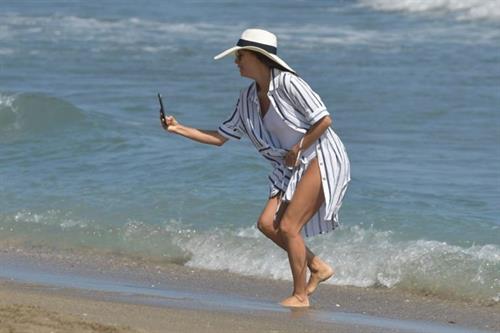Eva Longoria sexy ass in a swimsuit at the beach seen by paparazzi.
















