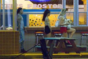 Kate Hudson looking sexy in a bikini top seen by paparazzi.


















