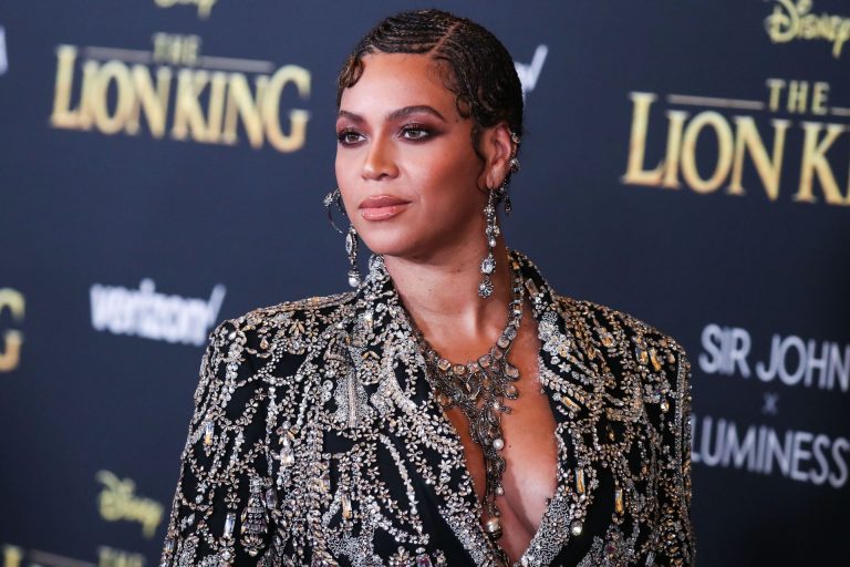 Beyoncé Knowles Pictures Beyonce braless boobs and areola peek showing off nice cleavage on the red carpet for the premiere of  The Lion King .
