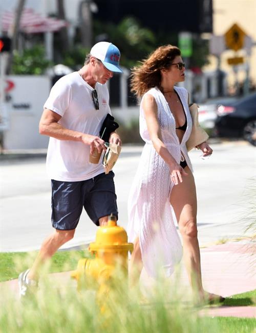 Supermodel Cindy Crawford in a sexy bikini showing nice cleavage seen by paparazzi.





















