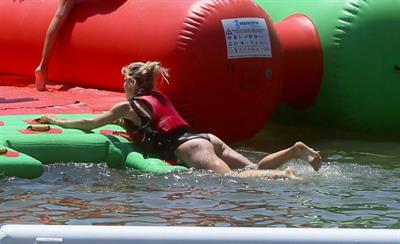 Elsa Pataky sexy ass and cleavage in a swimsuit seen by paparazzi with Chris Hemsworth.














