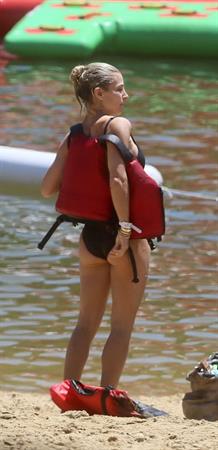 Elsa Pataky sexy ass and cleavage in a swimsuit seen by paparazzi with Chris Hemsworth.














