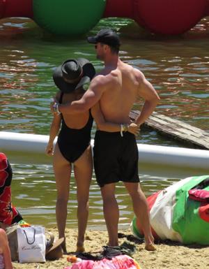 Elsa Pataky sexy ass and cleavage in a swimsuit seen by paparazzi with Chris Hemsworth.














