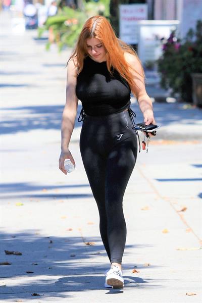 Ariel Winter braless boobs seen by paparazzi in a black top showing her tits pokies.




