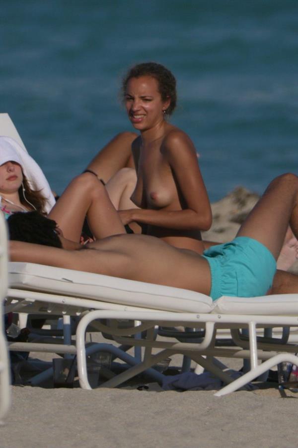 Phoebe Collings-James nude boobs exposed caught topless at the beach by paparazzi.




