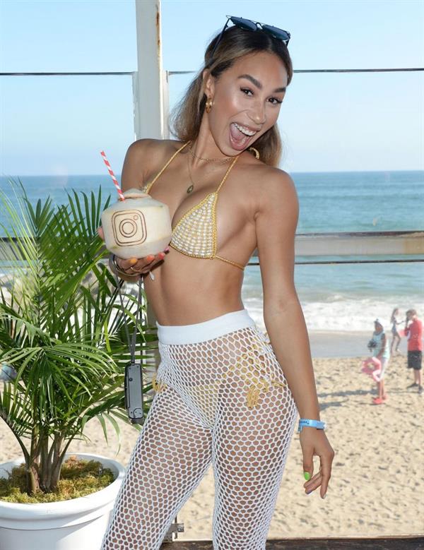 Eva Gutowski sexy photos showing nice cleavage in a thong bikini.





