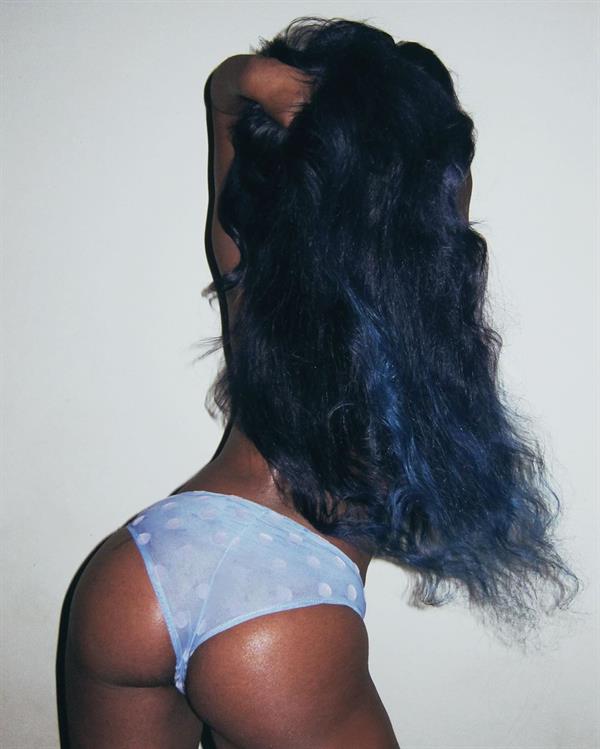 Azealia Banks topless nude boobs and sexy ass in just panties.


















