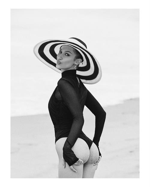 Bella Hadid topless photo shoot holding her nude boobs and showing her sexy model ass.





















