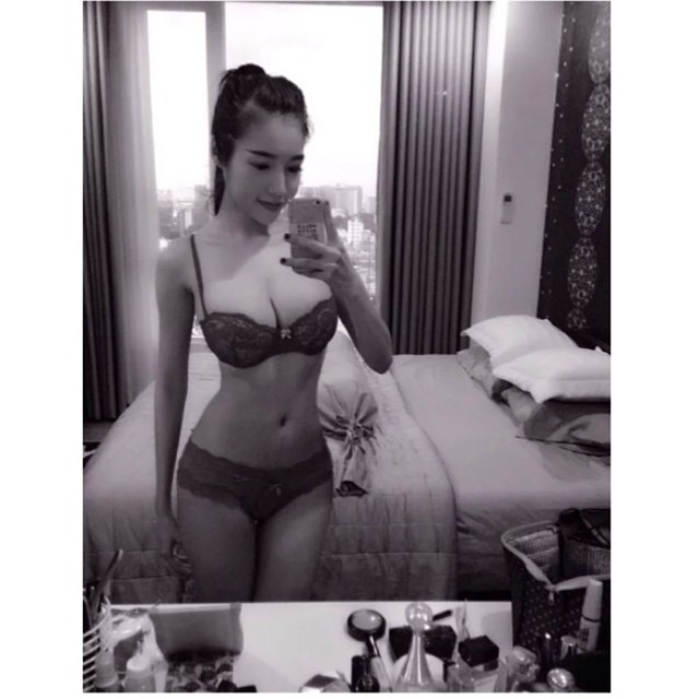 Elly Tran Ha Lingerie Selfie Pictures Elly Tran Ha in lingerie taking a selfie