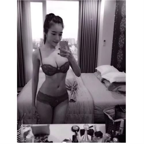 Elly Tran Ha Lingerie Selfie Pictures Elly Tran Ha in lingerie taking a selfie