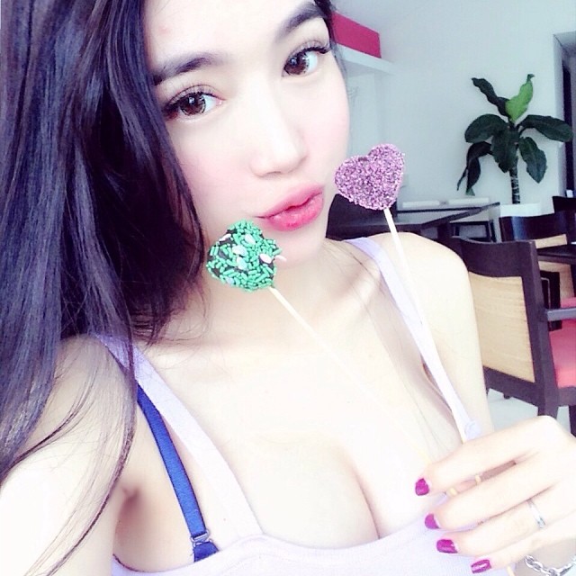 Elly Tran Ha Selfie Pictures Elly Tran Ha taking a selfie