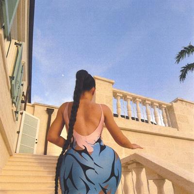 Kylie Jenner sexy ass booty in a dress.







