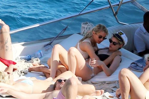 Kristen Stewart and Stella Maxwell sexy lesbians making out on a boat in bikinis seen by paparazzi.










