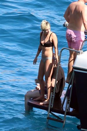 Kristen Stewart and Stella Maxwell sexy lesbians making out on a boat in bikinis seen by paparazzi.










