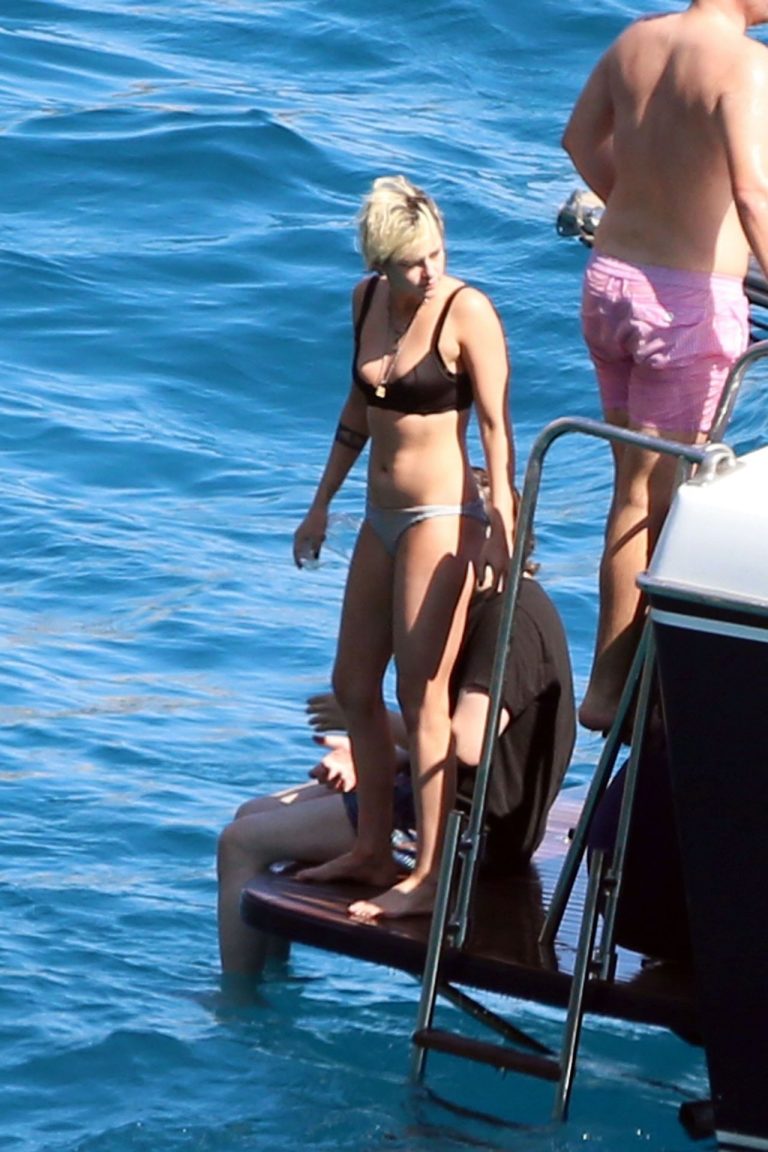 Kristen Stewart Bikini Pictures Kristen Stewart and Stella Maxwell sexy lesbians making out on a boat in bikinis seen by paparazzi.
