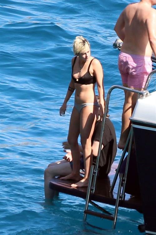 Kristen Stewart Bikini Pictures Kristen Stewart and Stella Maxwell sexy lesbians making out on a boat in bikinis seen by paparazzi.