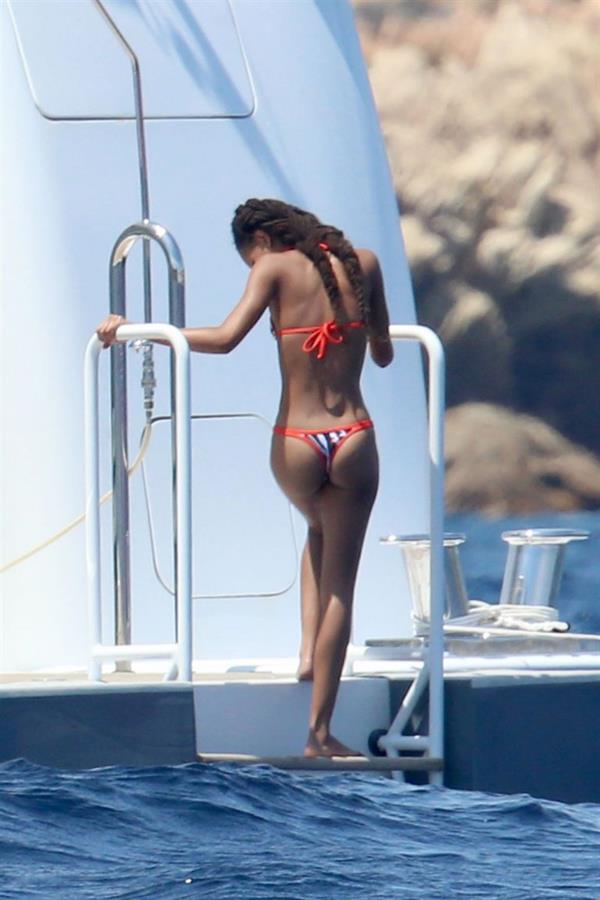 Willow Smith sexy ass in a bikini seen by paparazzi out on the water.






























