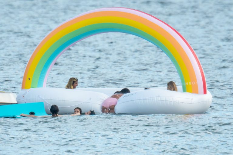 Priyanka Chopra sexy ass in a bikini partying on a yacht seen by paparazzi.










































