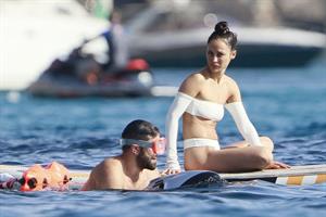 Cara Santana sexy ass in a thong bikini seen by paparazzi with Jesse Metcalfe.













































